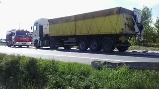 Jeden z tirów najechał na naczepę drugiego