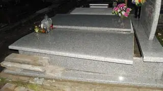 Jeden ze zniszczonych nagrobków