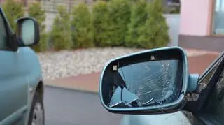 Jeden ze zniszczonych, przez 19-latka, samochodów