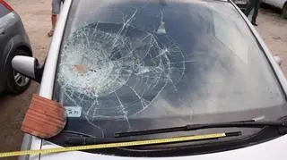 Jeden ze zniszczonych przez mężczyznę samochodów