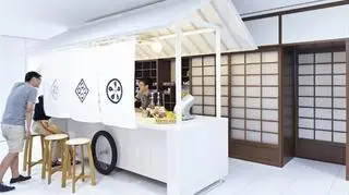 Jedna z minikuchni przypomina uliczny bar sushi