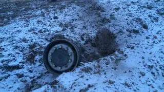 Jedna z opon wybuchła z taką siłą, że wyrwała piastę