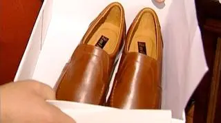 Jedna z ostatnich par butów dla papieża, która pojechała do Watykanu (fot. tvn24)