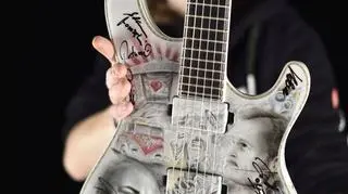 Jedna z woodstockowych gitar: są m.in. Piotr Rogucki i Krzysztof Cugowski