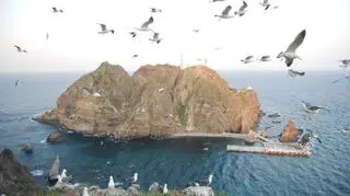 Jedna z wysepek Dokdo/Takeshima. Żyją na nich tylko zwierzęta i obsada południowokoreańskiej Straży Wybrzeża, która obsługuje latarnię i  ma być potwierdzeniem zwierzchności Seulu nad tymi skałami.