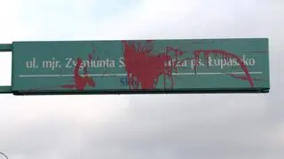 Jedna ze zniszczonych tablic (marzec 2019)