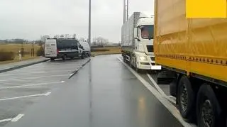 Jedno z aut inspektorzy odstawią na parking depozytowy