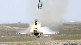 Jedno z najbardziej znanych zdjęć obrazujących użycie katapulty. Pilot akrobacyjnego zespołu Thunderbirds ewakuuje się ze swojego F-16 na około sekundy przed jego uderzeniem w ziemię
