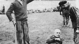 Jedno z nielicznych zdjęć z miejsca domniemanej egzekucji. Chwilę później więźniowie mieli zatłuc Niemca, rzekomo znienawidzonego strażnika, którego nazywali Weiss