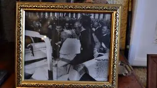 Jedno ze zdjęć stojących w domu świadka zamachu