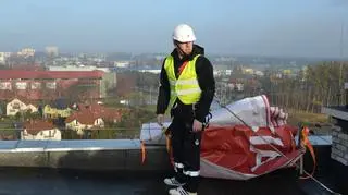 Jednym z zadań było rozwieszenie siatki reklamowej