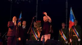 Jeff Monson odebrał paszport z rąk Igora Płotnickiego 