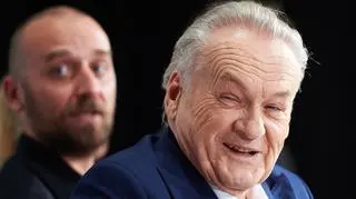 Jerzy Skolimowski  na konferencji po pokazie w Gdyni, za nim Wojciech Mecwaldowski