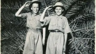 Jerzy Tomaszek z kolegą z Indii – w drodze do osiedla polskiego w Balachadi w 1942