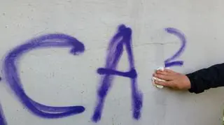 Jest sposób na usuwanie graffiti ze ścian budynków