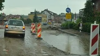 Jest wiele podmytych chodników, uszkodzone skarpy przy drogach, podmyte pobocza 
