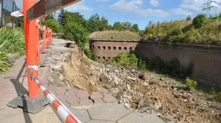 Jezdnia po koronie suchej fosy XIX-wiecznej fortyfikacji