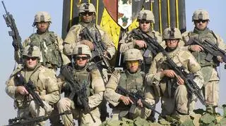 Johnson podczas inwazji na Irak. Stoi po prawej stronie
