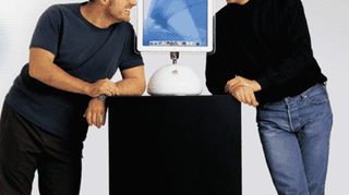 Jonathan Ive i jego "odkrywca" Steve Jobs, wraz z jednym z ich wspólnych produktów dla Apple'a
