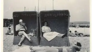 Józef Cyrankiewicz (w koszu plażowym) fotografuje żonę podczas pobytu w Sopocie