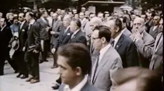 Józef Cyrankiewicz z papierosem w dłoniach na Międzynarodowych Targach Poznańskich