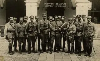 Widoczni: Władysław Stryjeński, Sulistrowski, Wacław Stachiewicz, Kazimierz Sosnkowski, Michał Sokolnicki, Walery Sławek, Michał Sawicki, Władysław Prażmowski-Belina, Józef Piłsudski, Aleksander Litwinowicz, Horoszkiewicz, Michał Fuksiewicz, Gustaw Daniłowski , Ignacy Boerner, Mieczysław Trojanowski-Ryś,