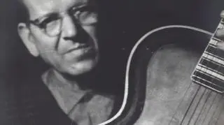 Józef Tusk z własnoręcznie wykonaną przez siebie gitarą