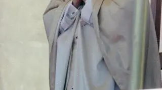 jp22d.jpgPapież Jan Paweł II w modlitwie podczas porannej mszy św. przed klasztorem jasnogórskim - 1979-06-05