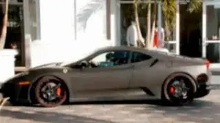 Justin Bieber w swoim ferrari (fot. YouTube)