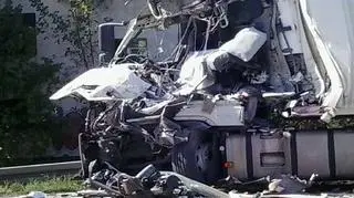 Kabina jednego z tirów jest całkowicie zniszczona