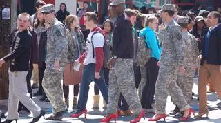 Kadeci armii USA założyli buty na obcasach w ramach kampanii społecznej