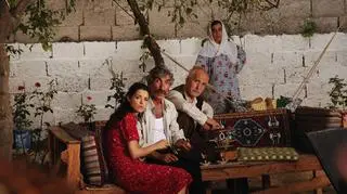 Kadr z filmu "International", reż. Muharrem Gülmez, Sirri Süreyya Önder