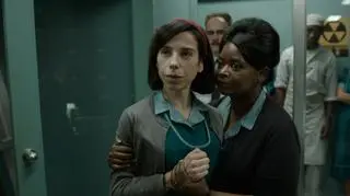 Kadr z filmu "Kształt wody" - Sally Hawkins i Olivia Spencer