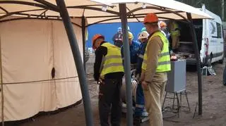 Kamera opuszczona do odwiertu