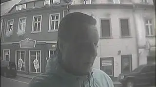 Kamera uchwyciła podejrzewanego mężczyznę podczas wypłaty pieniędzy