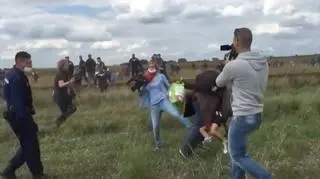 Kamerzystka kopała imigrantów i podstawiała im nogę