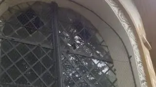 Kamieniami zbili witraże