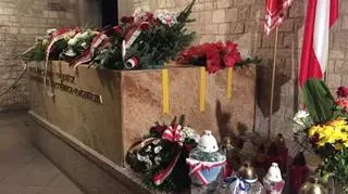 Kamieniarze wycięli jedną ze ścian sarkofagu