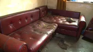 Kanapa, na której leżały zwłoki