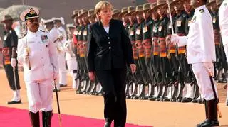 Kanclerz Merkel przed kompanią honorową