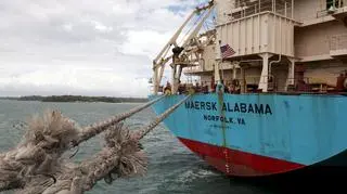Kapitan "Maersk Alabama" wciąż jest w rękach piratów / PAP/EPA