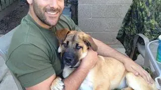 Kapral Nathan Cirillo ze swoim psem