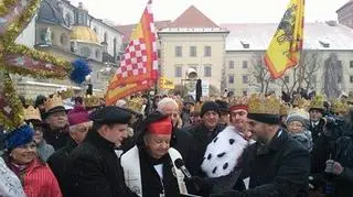 Kard. Dziwisz podczas orszaku Trzech Króli w Krakowie