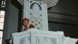Kardynał Karol Wojtyła na ambonie podczas wygłaszania kazania - 1976