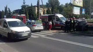 Karetka zderzyła się z samochodem osobowym w pobliżu szpitala