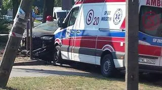 Karetka zderzyła się z samochodem osobowym w pobliżu szpitala