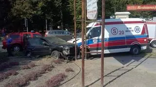 Karetka zderzyła się z samochodem osobowym w pobliżu szpitala