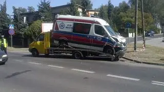Karetka zderzyła się z samochodem osobowym w pobliżu szpitala