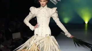 Karlie Kloss na pokazie mody Haute Couture wiosna-lato 2010