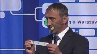 Kartkę z numerem 6 Araszkiewicz odczytał do góry nogami